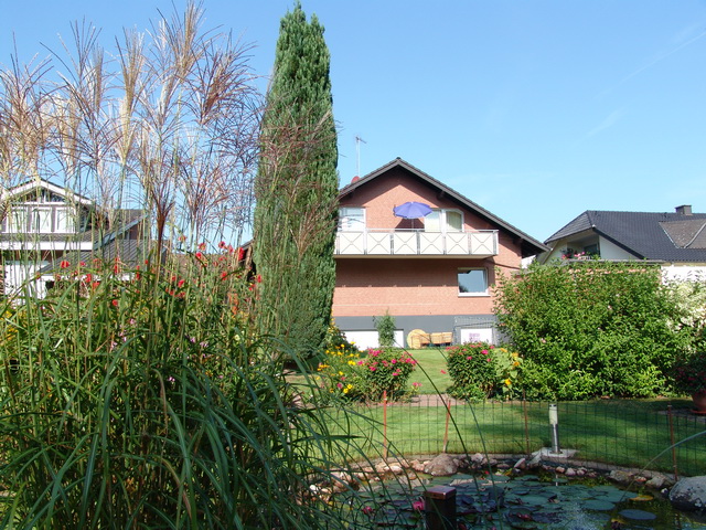 Blick über den Gartenteich auf das Haus